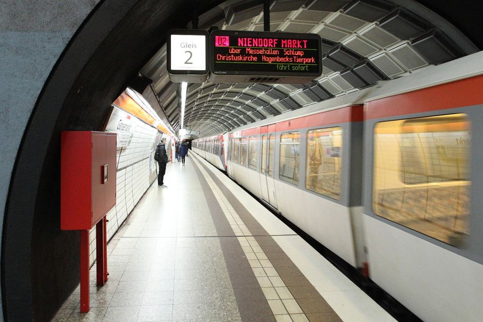 Auch bei Bahnfahrten im öffentlichen Personennahverkehr ist die CO2-Bilanz in die Höhe geschnellt. Sie erhöhte sich laut der Statistik für Straßen-, Stadt- und U-Bahn von 49 auf 80 Gramm je Personenkilometer. Hier machte sich insbesondere die geringen Passagierzahlen im öffentlichen Nahverkehr während der Pandemie bemerkbar. Denn die Auslastung wurde bei der Statistik für die CO2-Belastung berücksichtigt. Sie war demnach in der U-Bahn mit nur elf Prozent unter allen untersuchten Verkehrsformen am geringsten.
