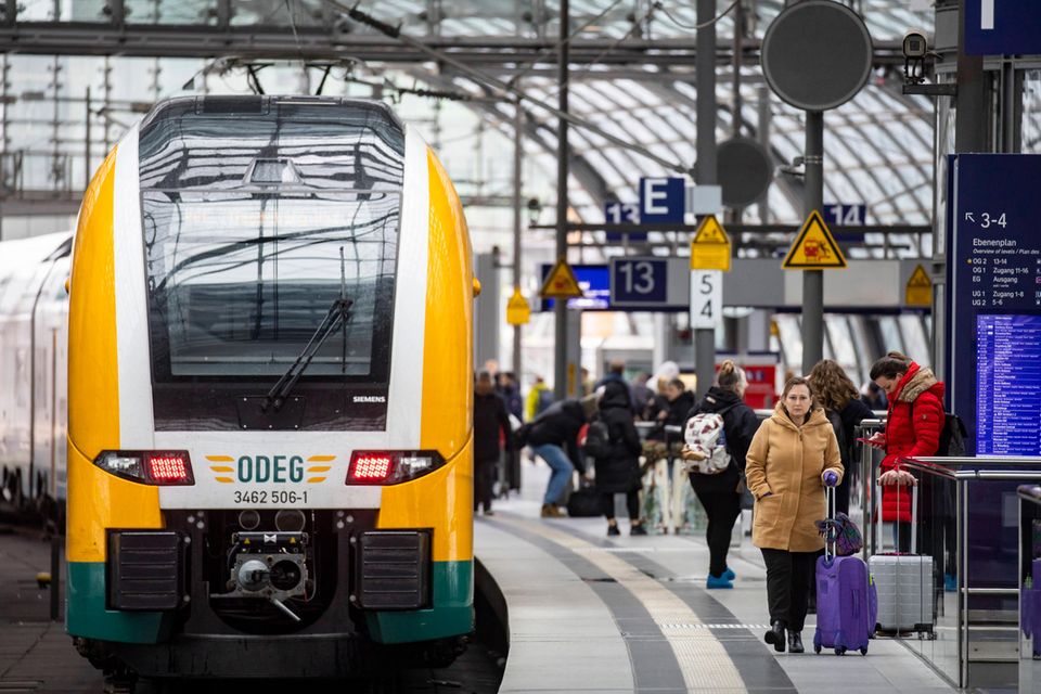 Auch im Nahverkehr hat sich die Klimabilanz der Eisenbahn stark verschlechtert, wie das Umweltbundesamt berechnet hat. Den Angaben zufolge lag das Ergebnis 2021 bei 93 Gramm CO2 je Personenkilometer. Vor der Pandemie waren es lediglich 51 Gramm klimaschädliche Gase pro Passagier und Kilometer gewesen.