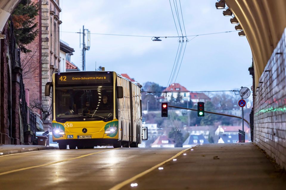 Linienbusse sind weiterhin deutlich klimafreundlicher als der eigene Pkw. Aber auch hier zeigte der CO2-Trend laut der Statistik deutlich nach oben. Das Umweltbundesamt berechnete für 2019 einen durchschnittlichen CO2-Ausstoß im Nahverkehr per Bus von 84 Gramm je Personenkilometer. 2021 waren es hingegen bereits 108 Gramm. Ganz anders fiel der Trend beim Pkw aus.