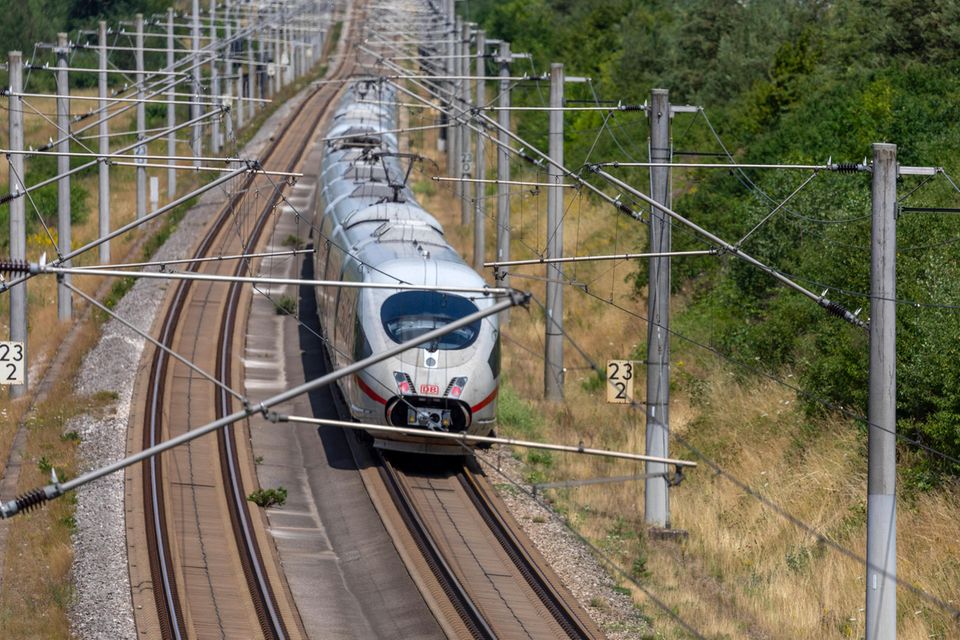 Wer nicht mit dem Fernbus reisen will oder kann, ist mit der Eisenbahn am klimafreundlichsten unterwegs. Das Umweltbundesamt verzeichnete für den Fernverkehr auf der Schiene einen durchschnittlichen CO2-Ausstoß von 46 Gramm pro Personenkilometer. Hier gab es allerdings im Vergleich zur Vor-Corona-Zeit den stärksten Anstieg. 2019 hatte die Klimabilanz dieses Verkehrsmittels bei nur 27 Gramm gelegen. Die Behörde hat bei der Bahn den jeweils aktuellen Strommix in Deutschland zugrunde gelegt. 2021 wurde laut dem Statistischen Bundesamt wetterbedingt sehr viel weniger Energie aus Windkraft gewonnen. Dafür stieg die Verstromung aus Kohle um fast ein Viertel.