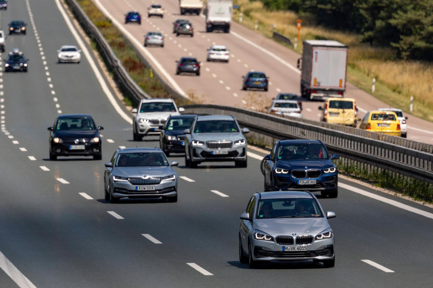 Autos und Lkw fahren auf der Autobahn A9