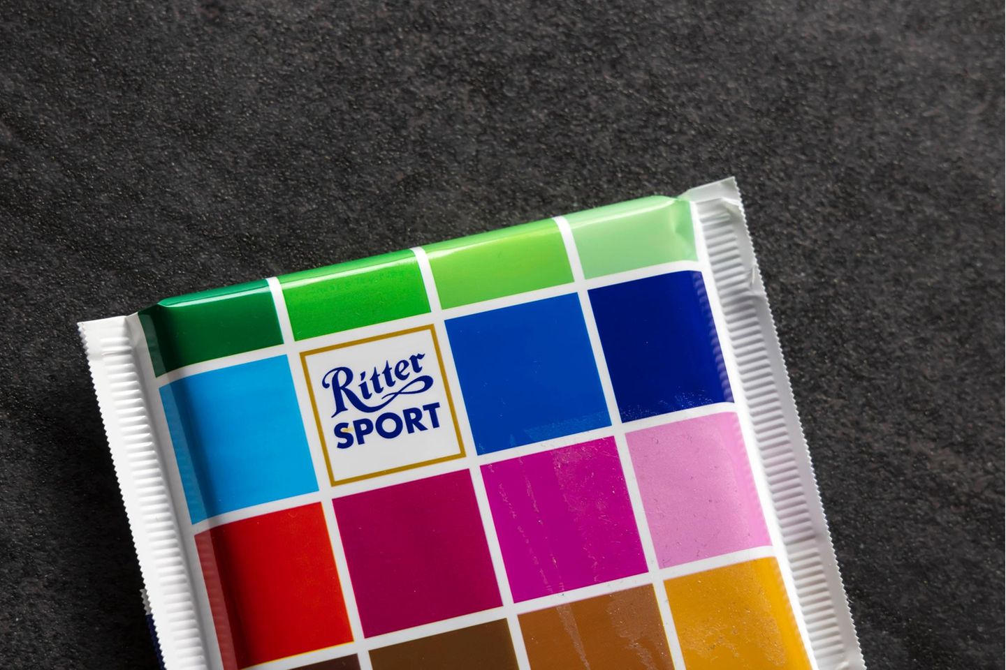 Eine Tafel Ritter Sport mit der patentierten Knick-Öffnung
