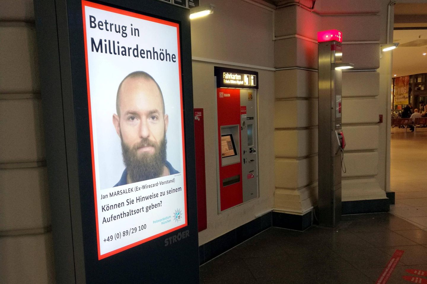 Marsalek-Fahndungsplakat des Bundeskriminalamts in Halle (Saale)
