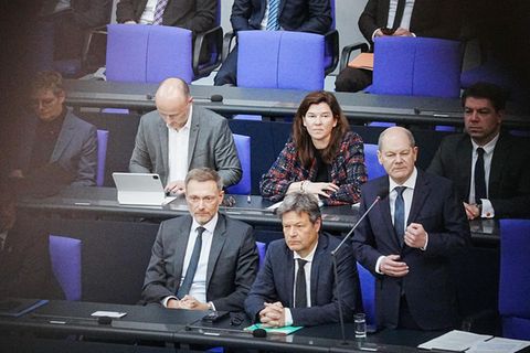 Bundeskanzler Olaf Scholz (2.v.r) spricht im Bundestag bei der Befragung der Bundesregierung
