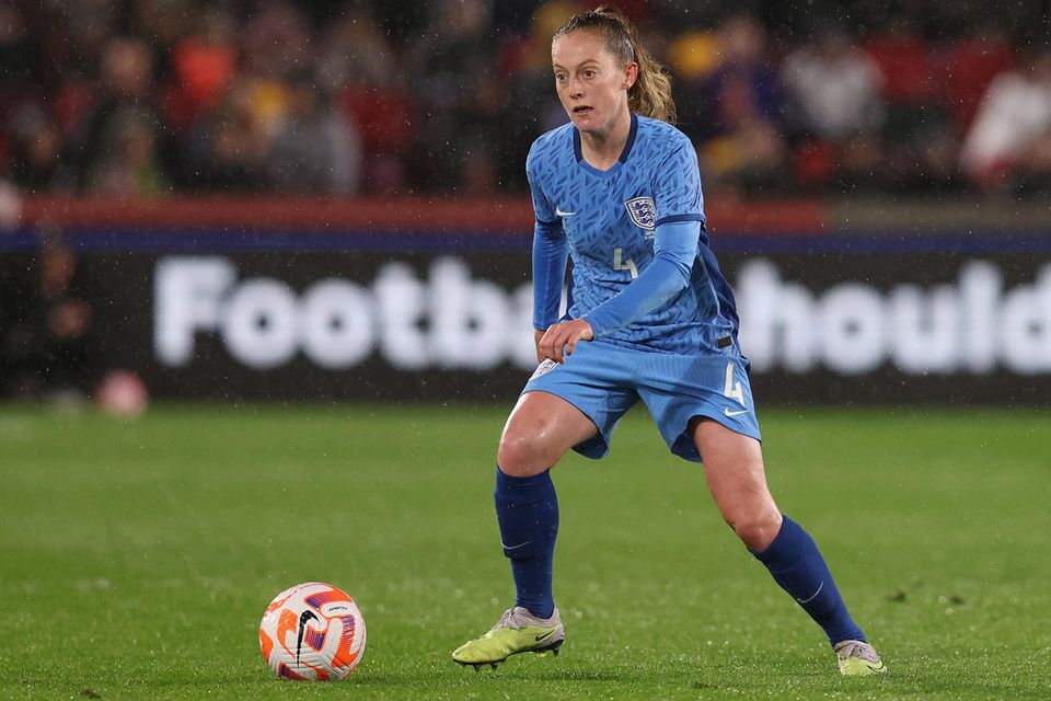 Geht der Boom im Frauenfußball auf Keira Walsh zurück? Der Transfer der Europameisterin von Manchester City zum FC Barcelona sorgte jedenfalls im September 2022 für einen neuen Rekord. Barca soll 460.000 Euro für die Engländerin gezahlt haben. Die 25-Jährige erhielt laut dem Verein einen Vertrag bis Juni 2025. Verglichen mit den Männern war das aber natürlich ein irres Schnäppchen. Den Rekord hält der Transfer von Neymar 2017 von Barcelona zu Paris Saint-Germain für 222 Mio. Euro. Neymar zahlte die Ablöse übrigens selbst. Sie war in einer Ausstiegsklausel für ein vorzeitiges Vertragsende vorgeschrieben. Das Geld bekam er laut Medienberichten von Qatar Sport Investment, dem alleinigen Eigentümer von PSG.