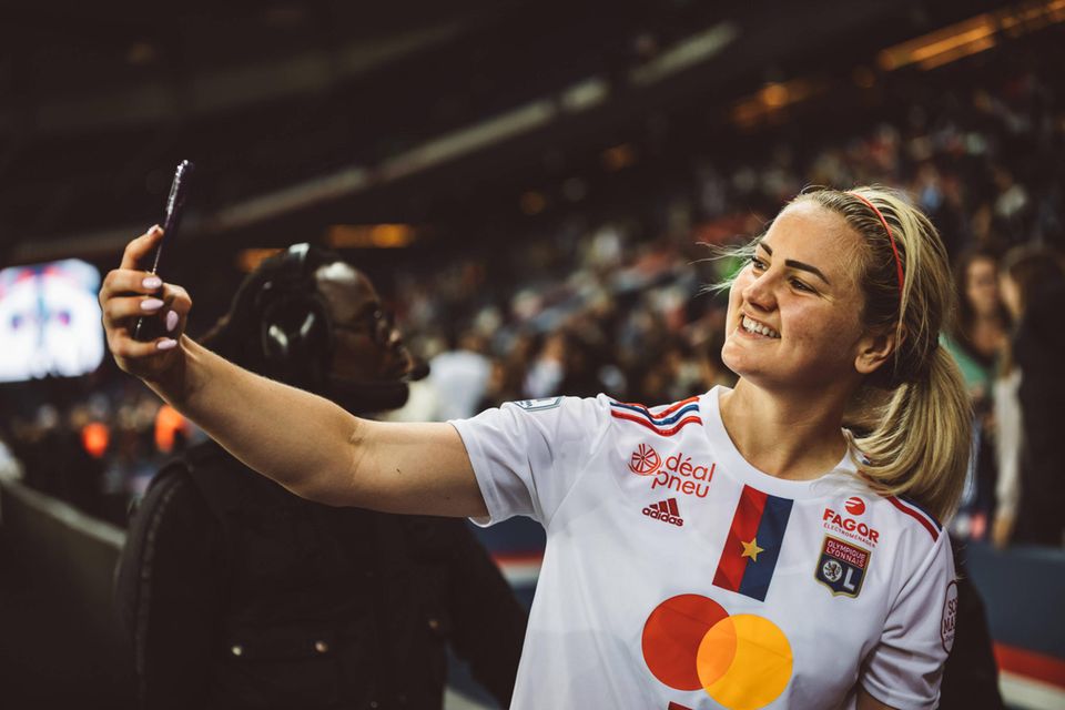 Im Sommer 2023 ging es plötzlich Schlag auf Schlag. Zunächst sorgte Lindsey Horan für Schlagzeilen. Ende Juni wurde bekannt, dass die Mittelfeldspielerin aus ihrer US-Heimat nach Frankreich wechselt, nämlich von den Portland Thorns nach Lyon. Wert des Deals laut Medienberichten: 250.000 Euro mit Bonuszahlungen von bis zu 50.000 Euro.