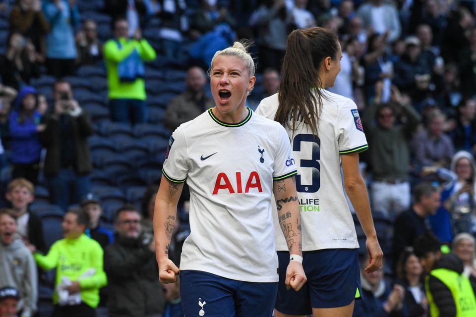 Das Jahr 2023 fing mit einem Paukenschlag im Frauenfußball an. Es wurde bekannt: Bethany England wechselt von Chelsea zu Tottenham Hotspur. Kostenpunkt des Deals: 250.000 Pfund, umgerechnet rund 280.000 Euro. Das war Rekord für einen Transfer in der obersten Frauenfußballliga Englands.