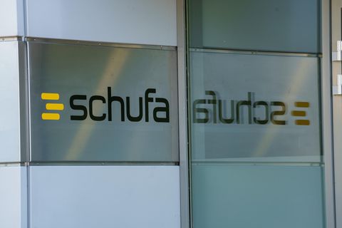 Das Schufa-Logo ist auf einer Wand der Firmenzentrale in der Landeshauptstadt angebracht