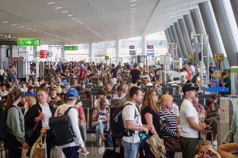 Reisende am Flughafen Palma de Mallorca