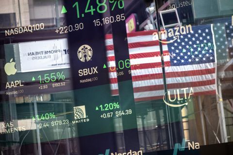 Börseninformationen einschließlich Apple, Starbucks und Amazon auf der Nasdaq Market-Site in New York