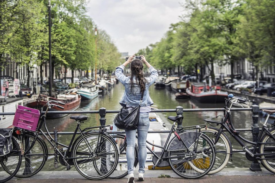 Amsterdam geht bereits seit geraumer Zeit gegen die Auswirkungen des Massentourismus vor – unter anderem mit strengeren Regeln für Alkoholkonsum und Partys. Mehr als 900.000 Menschen leben in der beliebten Fahrradstadt mit den vielen Brücken und den engen Gassen, im Sommer überwiegt trotzdem die Zahl der Besucher. Für einen Einwohner tummeln sich 12,1 Urlauber in der Stadt – und sorgen damit für überfüllte Straßen. Und langen Schlangen vor beliebten Museen.
