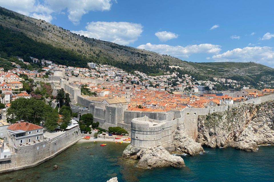 36 Touristen pro Einwohner – damit landet die kroatische Hafenstadt Dubrovnik auf Platz eins des Rankings. Vor allem von Juni bis August strömen die Touristen durch die schmalen Gassen der Altstadt, besuchen die Schauplätze der beliebten Serie "Game of Thrones" oder schlendern an der Hafenpromenade entlang. Wer die Stadt in ihrer eigentlich gelassenen Ursprungsform erleben möchte, der sollte außerhalb der Hauptreisezeit kommen, im Mai und September zum Beispiel. 