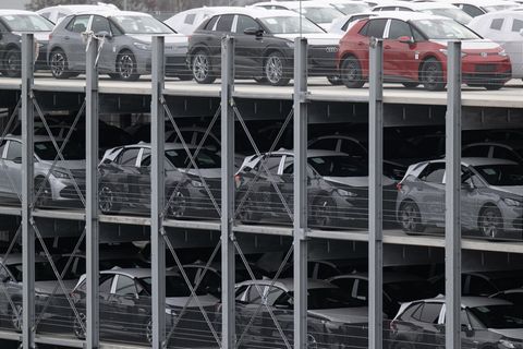In einem Parkhaus auf dem Werksgelände von Volkswagen in Zwickau stehen Neufahrzeuge vor der Auslieferung