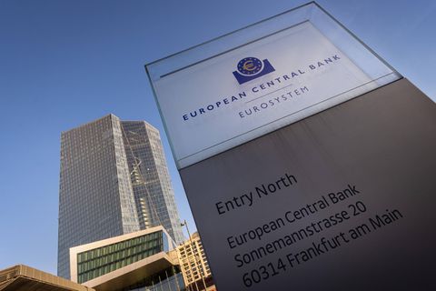 EUROPEAN CENTRAL BANK - EUROSYSTEM steht auf einem Schild vor der Zentrale der Europäischen Zentralbank in Frankfurt
