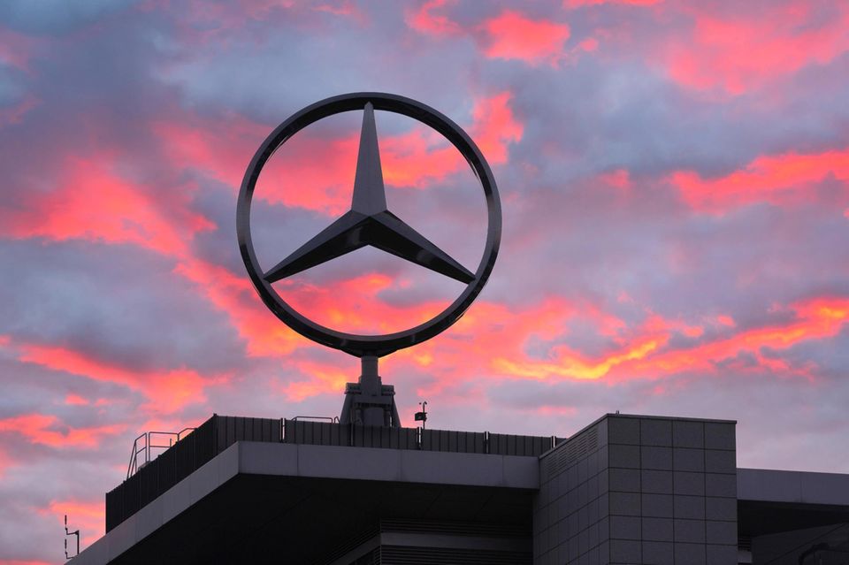 Nur ein Unternehmen der Top 10 hat unter Akademikern so sehr an Popularität eingebüßt wie Mercedes-Benz. Der Autobauer fiel von 5,7 auf 4,9 Prozent und vom sechsten auf den siebten Platz. Er musste damit gleich drei Konkurrenten den Vortritt lassen.