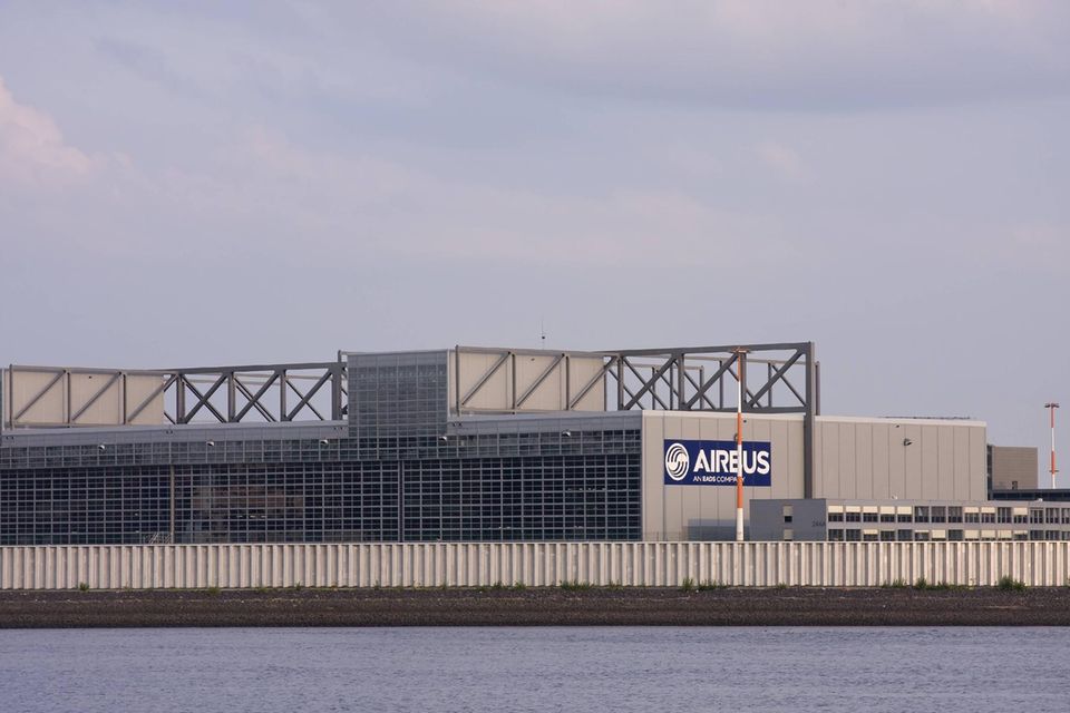 Auf Platz vier des Akademiker-Rankings lagen Licht und Schatten dicht beieinander. Airbus konnte sich über ein Plus von 0,4 Punkte auf 5,5 Prozent freuen und rückte damit drei Plätze nach oben …