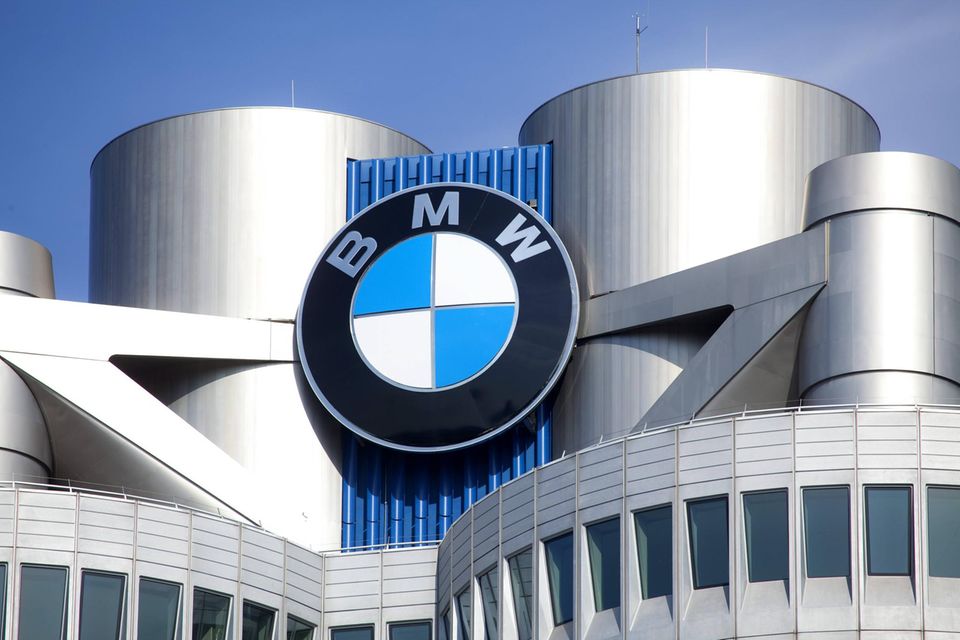 Der mit Abstand beliebteste Arbeitgeber unter Akademikern ist der Erhebung zufolge aktuell die BMW Group. Ihr Vorsprung schrumpfte jedoch. Der Münchner Autobauer rutschte im Ranking 2023 unter die Marke von acht Prozent. Statt 8,2 Prozent wie im Vorjahr reichte es dieses Mal nur noch für 7,8 Prozent.