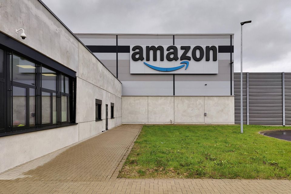 Amazon war gemessen am Aufstieg der Gewinner des Akademiker-Rankings 2023. 4,9 Prozent der Befragten gaben zu Protokoll, sich einen Job bei dem Online-Händler vorstellen zu können. Das waren 0,7 Prozentpunkte mehr als 2022. Amazon sprang damit vom zehnten auf den siebten Platz neben Mercedes-Benz.