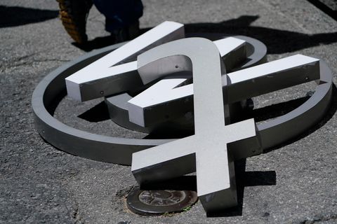Buchstaben des Twitter-Logos liegen auf der Straße