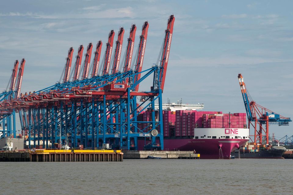 Hafen in Hamburg: Von hier werden Produkte in die ganze Welt verschifft und die deutsche Wirtschaft angekurbelt. Doch geht es nach dem IWF, wird Deutschland in diesem Jahr wirtschaftlich schrumpfen