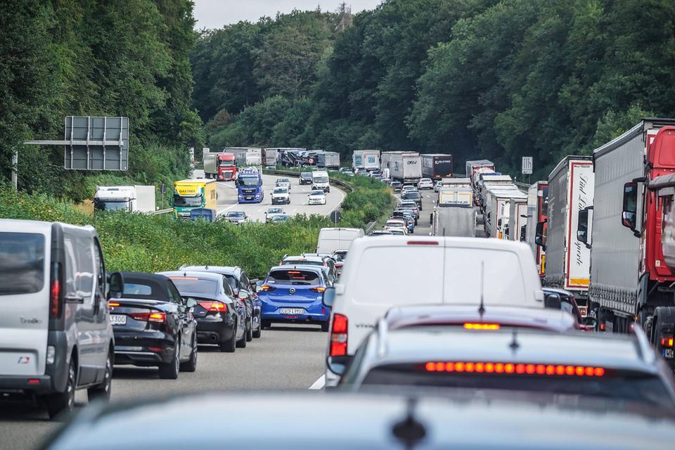 Autos stehen im Stau. Beim Klimaschutz ist der Verkehrssektor das größte Problem in Deutschland