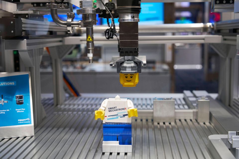 Die auf Fabrikautomation, Hydraulik und Elektrifizierung spezialiserte Bosch Rexroth hat nach Firmenangaben in Russland ihr Geschäft im Lauf des vergangenen Jahres komplett eingestellt. Unklar ist, wie weit der gesamte Technologiekonzern Bosch mit dem geplanten Verkauf seiner Werke unweit St. Petersburg fortgeschritten ist. Laut der russischen Wirtschaftszeitung Kommersant hat die chinesische Firma Hisense, die weltweit gemeinsame Projekte mit Bosch entwickelt, „die günstigste Rückkaufoption angeboten für den Fall, dass Bosch auf den russischen Markt zurückkehren möchte“. Einige Vermögenswerte und Niederlassungen sollen auch an die Holding S8 Capital gegangen sein. Zuletzt habe Bosch in Russland knapp 500 Mio. Dollar umgesetzt.