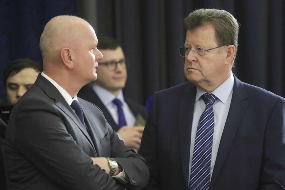 In Sotschi empfing Präsident Putin 2019 deutsche Unternehmer, darunter den Chef der Knauf-Holding Manfred Grundke (r.). Russland ist für den Gips-Weltmarktführer einer der wichtigsten Märkte, in den er jahrelang in Milliardenhöhe investiert hat. Nach KSE-Angaben hat das Trockenbauimperium in Russland zuletzt an 14 Standorten rund 1,2 Mrd. Dollar umgesetzt und hält in diesem Volumen auch Vermögenswerte. 4900 Beschäftigte arbeiten für das Unternehmen in Russland. Knauf erklärte bereits kurz nach Kriegsbeginn, sein Geschäft fortsetzen zu wollen, hat aber die Neuinvestitionen zurückgestellt.