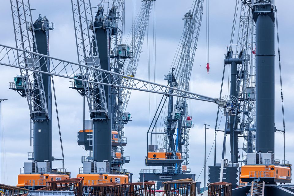 Der Kran- und Baggerhersteller mit offiziellem Sitz in der Schweiz betreibt in Russland Produktionsgesellschaften und eine Vertriebsgesellschaft mit über 30 Service- und Support-Niederlassungen in allen Regionen. Der Konzern verkündete, man wolle die „bestehenden Verträge“ in Russland im Rahmen des gesetzlich Zulässigen weiter honorieren. Ansonsten bleibt es beim Stopp einiger Invesitionen und Aktivitäten. Liebherr wurde zuletzt für seine Partnerschaft mit dem Kamas-Konzern kritisiert, einem Hersteller von Lkw und Militärgerät, der auf der US-Sanktionsliste steht. Laut KSE wurden zuletzt in Russland 534 Mio. Dollar eingenommen und 1400 Menschen (2021) beschäftigt.