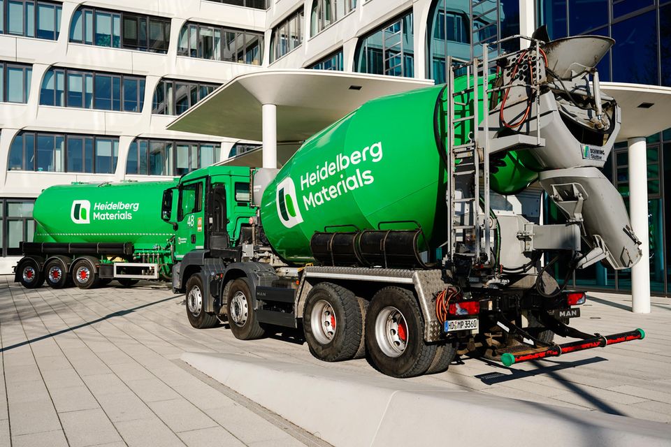 Die Betonmischer vor der Firmenzentrale tragen das neue Logo der Heidelberg Materials. Im Bauwesen betreiben die Heidelberger in Russland drei Zementwerke, die drei Prozent zum Konzernumsatz beisteuern. Von Rückzug ist keine Rede. Die Werke werden „in Russland auf kleiner Flamme“ weitergefahren, heißt es. Es sei ein lokales Geschäft, die Investitionen habe man komplett eingefroren. Das Unternehmen beteuert, sich an alle Sanktionen der Bundesregierung und der EU zu halten. Vom Russland-Geschäft wurden laut Finanzchef Ende 2022 gut 100 Mio. Euro abgeschrieben. In der Bilanz stehe das Geschäft noch mit 150 Mio. Euro.