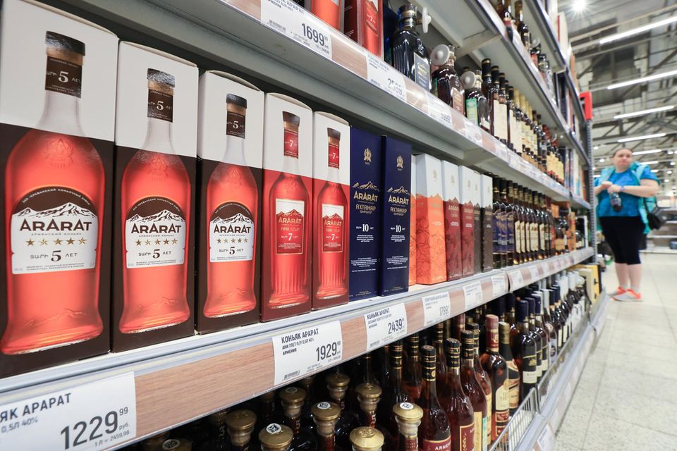 Die SB-Warenhauskette Globus hat in russischen Filialen vom starken Umsatz von Alkohol und Tabakwaren profitiert. Die Holding, zu der Super-, Bau- und Elektronikmärkte gehören, beschäftigt in Russland fast 10.000 Mitarbeiter und macht laut KSE 14 Prozent ihres Umsatzes in Russland. 2022 waren das 1,2 Mrd. Dollar. Das Management für das Märktenetz in Russland sitzt in Prag. Die Begründung für das fortgesetzte Russlandgeschäft gleicht der von Metro. 