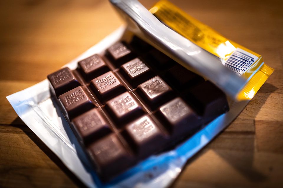 Für den bekannten Schokoladenhersteller Ritter Sport ist Russland weiter der stärkste Absatzmarkt im Ausland. KSE beziffert den dortigen Umsatz mit knapp 110 Mio. Dollar. Demnach wurde in dem Jahr nach Beginn des Ukrainekriegs doppelt so viel Schokolade verkauft wie im Vorjahr. Neuinvestitionen legte Ritter Sport auf Eis ­– verbunden mit dem Versprechen, alle Gewinne aus dem Russlandgeschäft für humanitäre Zwecke zu spenden. Aber um Jobs und Existenzen von Kakaobauern zu sichern, solle der Markt nicht aufs Spiel gesetzt werden.