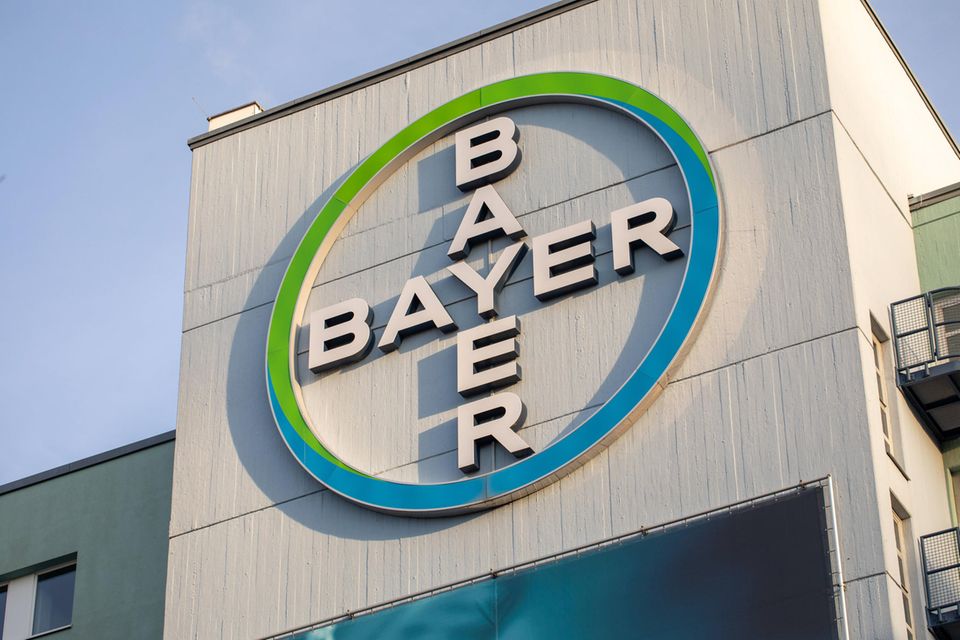 Mit AO Bayer in Moskau sind in Russland alle Sparten des Konzerns vertreten: Gesundheit, Arzneimittel und Landwirtschaft. Die Produkte werden seit Kriegsbeginn weiter vertrieben. Vorstandsmitglied Rodrigo Santos nahm in einem Interview die Haltung ein, ein Exportstopp werde nicht helfen, den Krieg gegen die Ukraine zu beenden. Bayer habe alle Aktivitäten in Russland und Weißrussland ausgesetzt, die nicht im Zusammenhang mit der Bereitstellung von lebenswichtigen Gesundheits- und Agrarprodukten stünden. „Dabei handelt es sich um unentbehrliche Arzneimittel und Produkte für die Zivilbevölkerung – Verbraucher und Landwirte –, die gemäß dem G7-Abkommen dorthin geliefert werden können.“