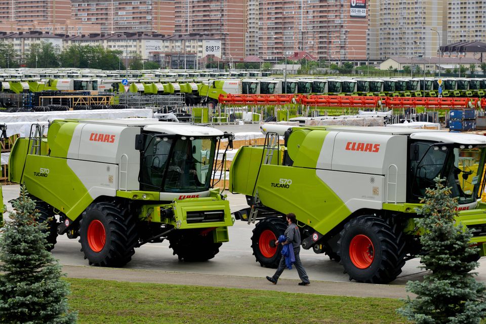 Der Landtechnikhersteller Claas unterhält im russischen Krasnodar ein eigenes Werk und beschäftigte dort mehr als 2000 Menschen. Nach einer juristischen Untersuchung von Techniklieferungen an das Werk sah Claas sich vom Vorwurf des Sanktionsbruchs im vergangenen Jahr entlastet. Nach Medienberichten soll das Familienunternehmen durch die Lieferung bestimmter Bauteile für Mähdrescher versucht haben, die EU-Ausfuhrbeschränkungen zu unterlaufen. Landwirtschaftliches Gerät ist von den westlichen Sanktionen ausgenommen. LeaveRussia.org beziffert den Umsatz auf 515 Mio. Dollar. Nach einer jüngeren Mitteilung von Claas sei das Werk heruntergefahren worden.