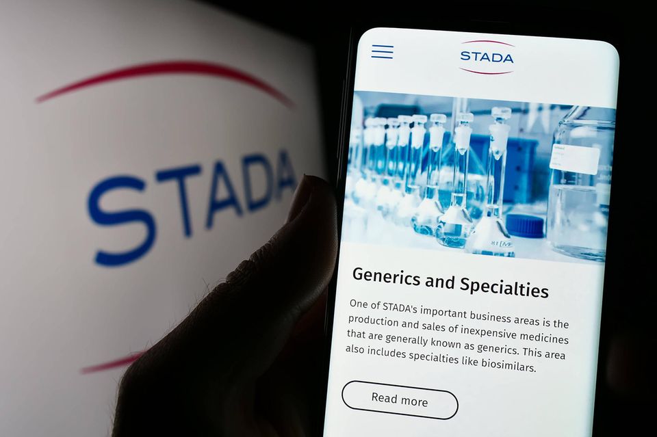 Stada gehört – wie Fresenius – zur Gruppe der Hersteller von medizinischen Geräten und Medikamenten, die sich aus ethischen Gründen gegen einen Rückzug sperren, aber Umsätze gerne mitnehmen. In Russland setzte Stada 2021 mit neun Niederlassungen und mehr als 2000 Mitarbeitern rund 674 Mio. Dollar um. Laut den Informationen von LeaveRussia.org diskutieren Behörden in Russland über eine Sonderabgabe von 220 Prozent auf Nahrungsergänzungsmitteln aus Unternehmen „böser Länder“, die auch Stada betreffen könnte. Fresenius hatte demnach einen Umsatz von 240 Mio. Euro und 1500 Mitarbeiter, Fresenius Medical Care unterhält zudem tausende Dialysezentren.