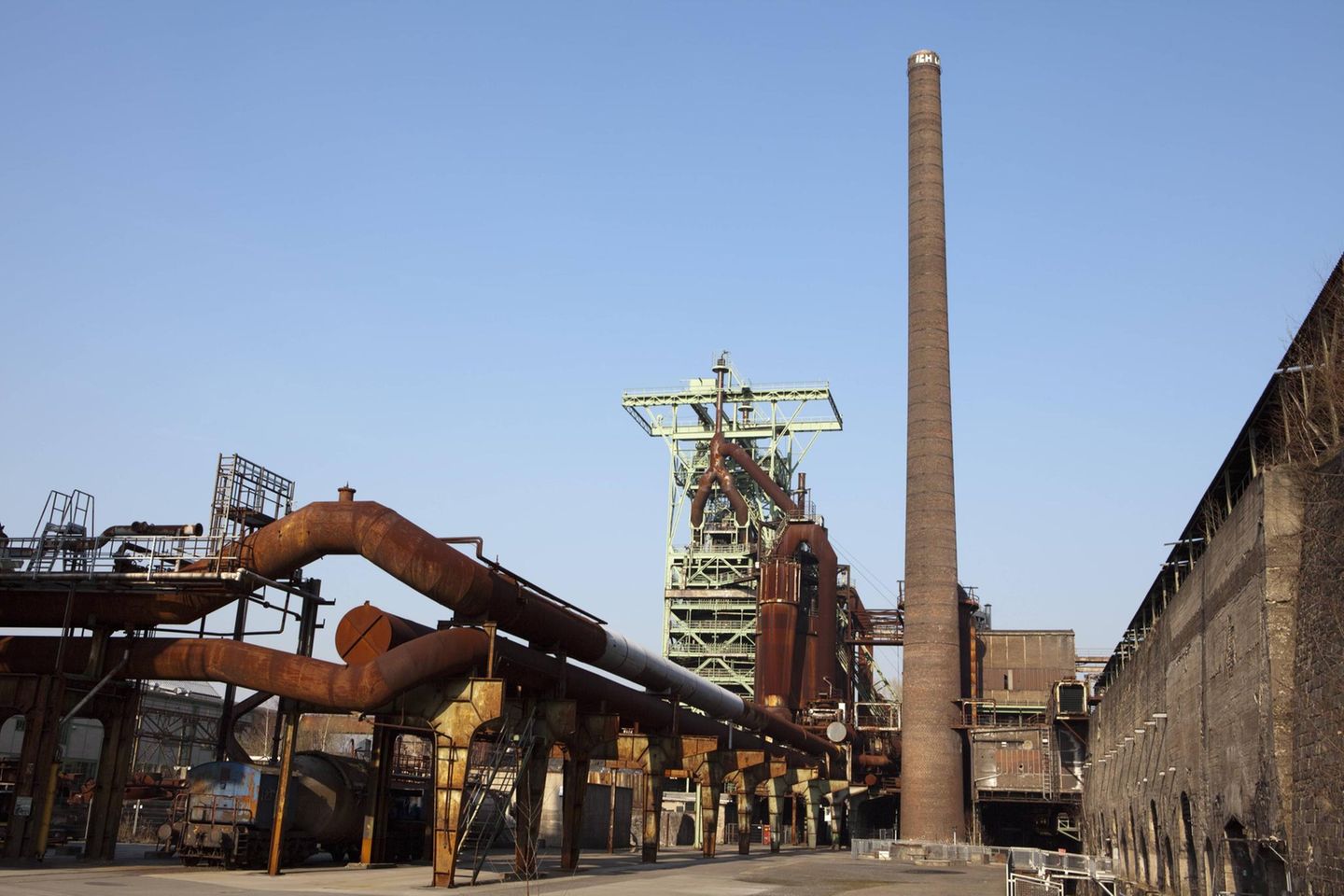 Alte Industrieanlagen mit einem Hochofen