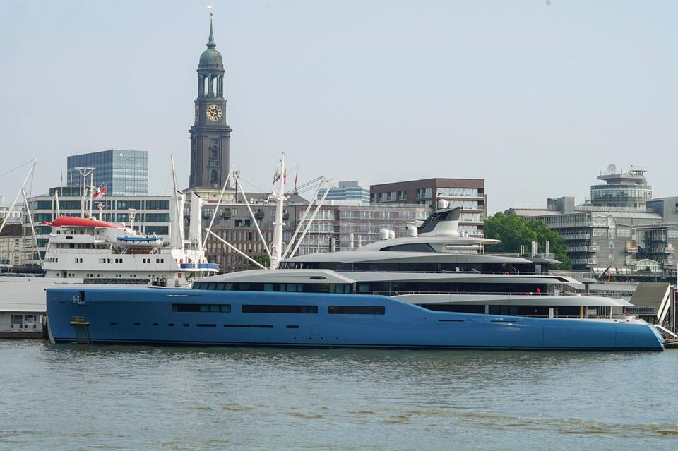 Dreistöckige Jacht im Hamburger Hafen mit dem Michel im Hintergrund