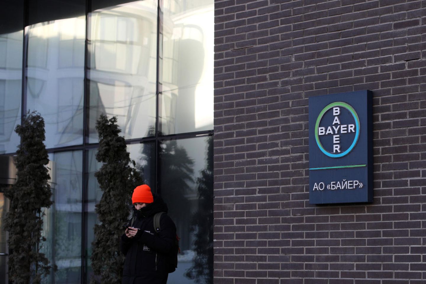 Bayer-Firmenlogo am Gebäude der Moskauer Repräsentanz