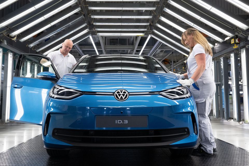 Ein Modell der neuen Generation des ID.3 steht zur Endabnahme im Lichttunnel im Werk von Volkswagen in Zwickau