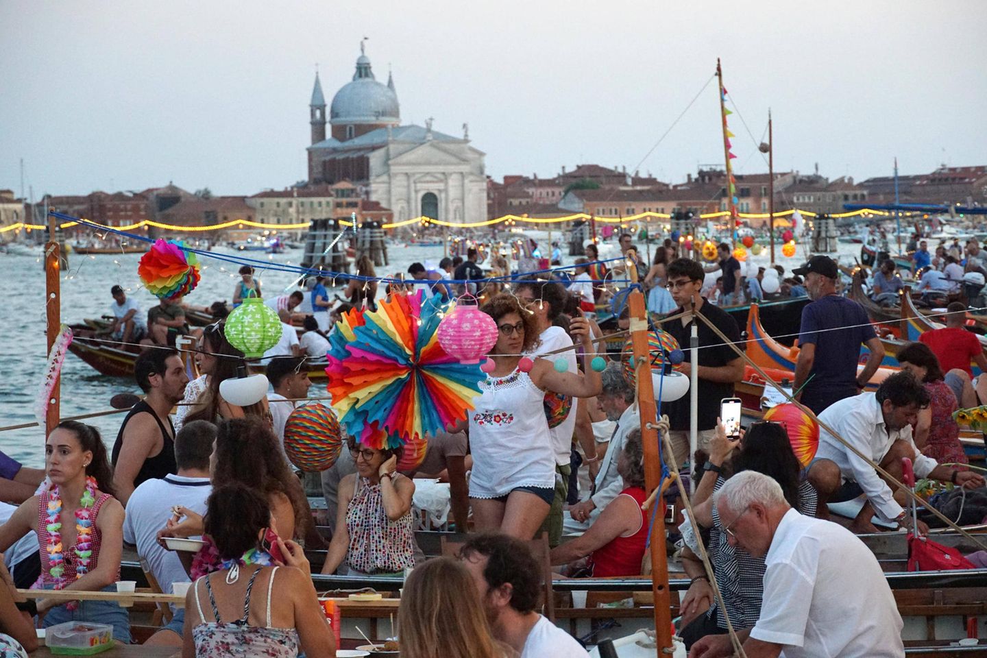Städte wie Venedig können sich gegen den Zustrom von Touristen kaum noch wehren. Selbst Anti-Tourismus-Kampagnen laufen ins Leere