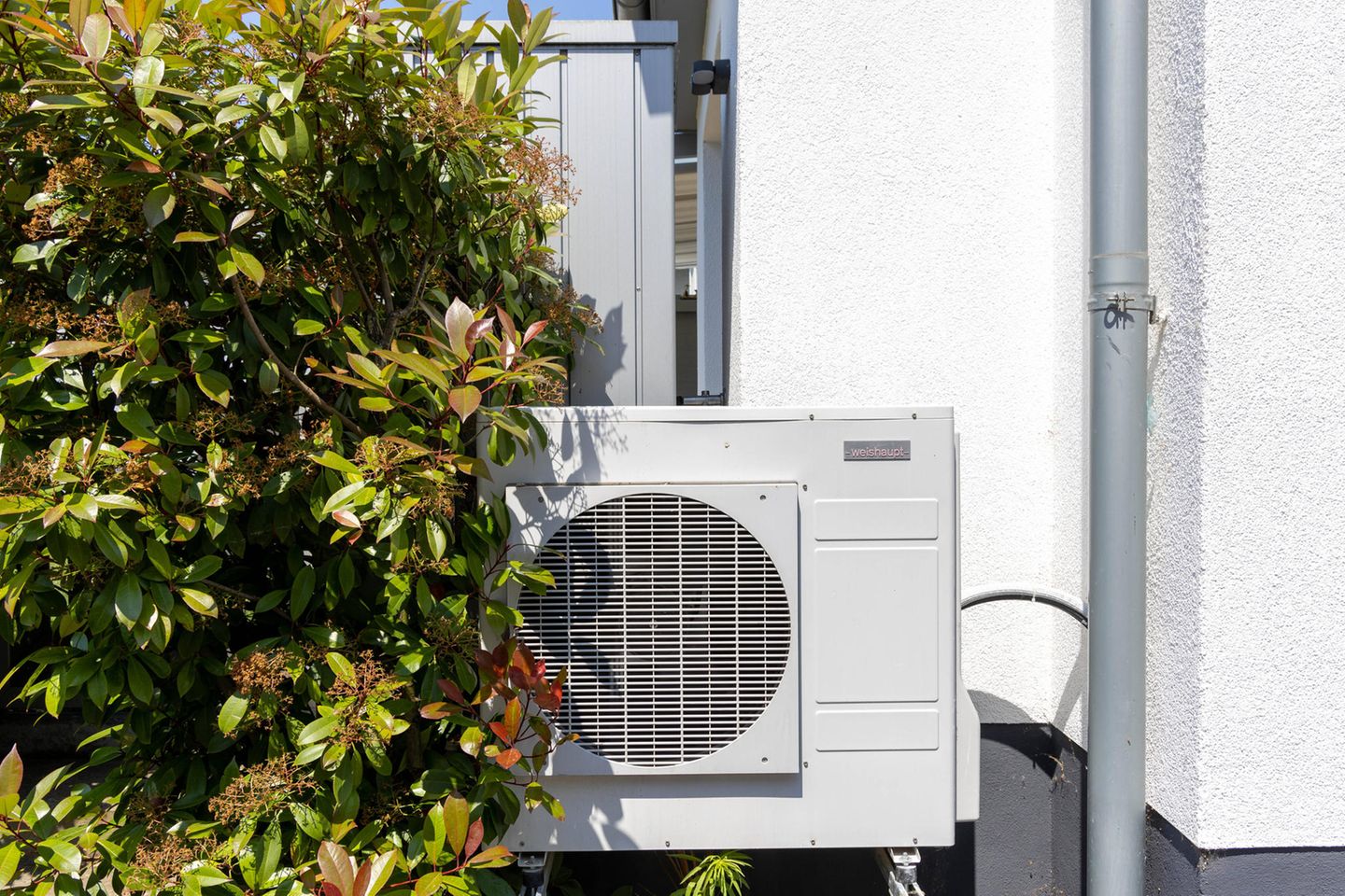 Eine Wärmepumpe steht an einem Haus