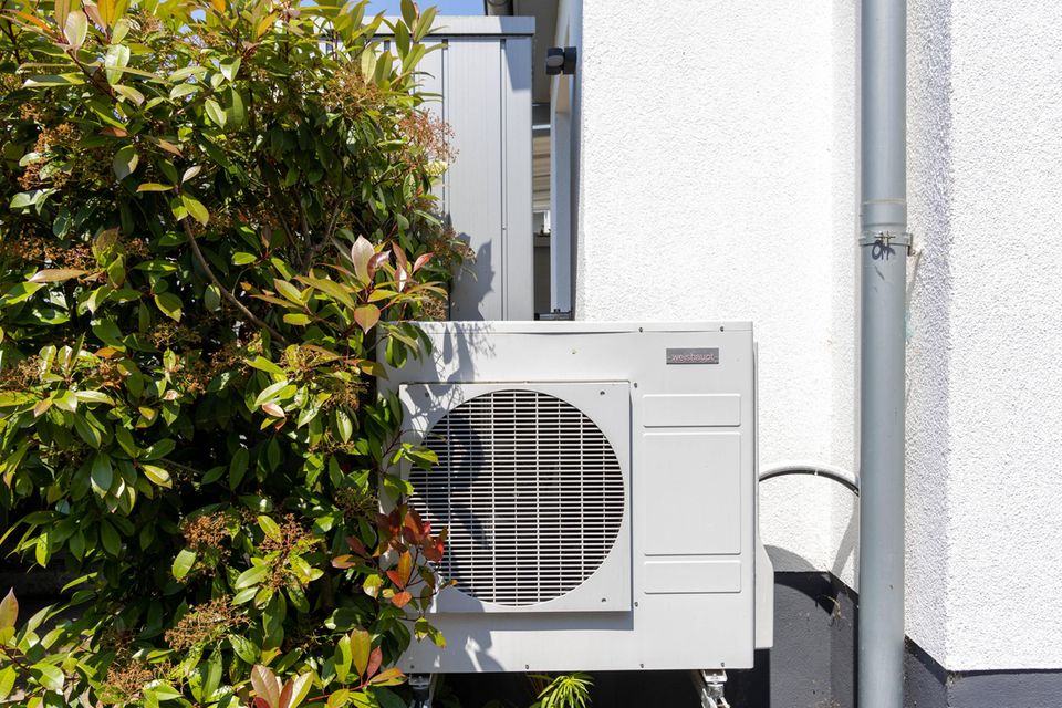 Eine Wärmepumpe steht an einem Haus