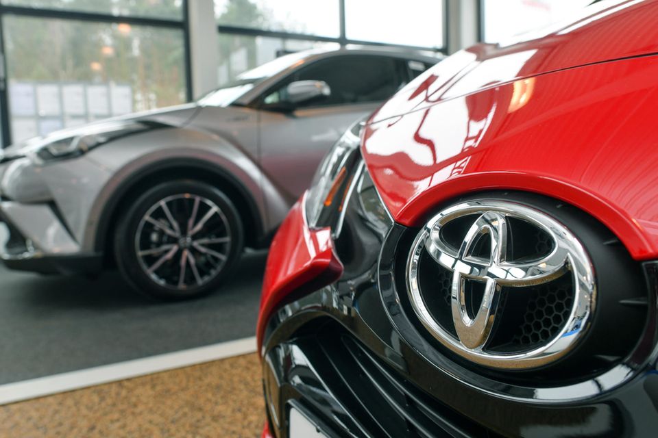 Das Toyota-Logo an einem Fahrzeug