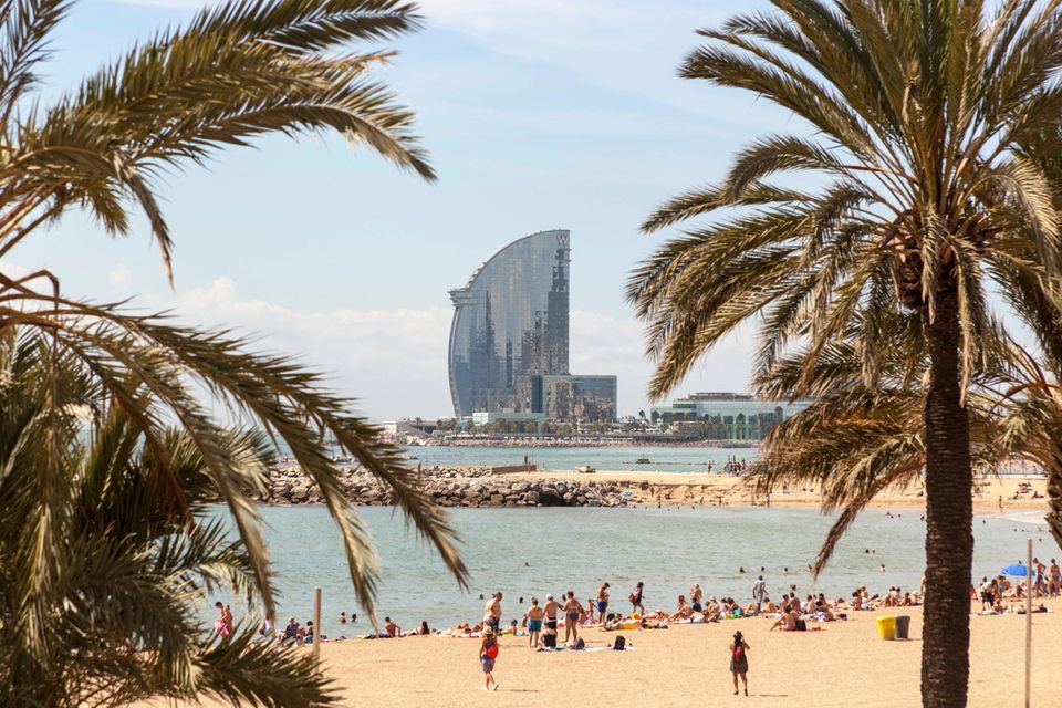 Neun der beliebtesten Urlaubsregionen sind laut dem Vergleich im Sommer 2023 mindestens zehn Prozent teurer geworden. Noch kostspieliger wurden die Ferien in England und Katalonien. Sie teilten sich mit einem Preisanstieg von durchschnittlich jeweils elf Prozent den achten Platz. In der bei Touristen populären spanischen Region mit der Metropole Barcelona kostete den Angaben zufolge eine Hotelübernachtung jetzt im Schnitt 160 Euro. Im Sommer 2022 waren es 146 Euro gewesen. In England erhöhte sich der Preis pro Nacht von umgerechnet 154 auf 171 Euro.