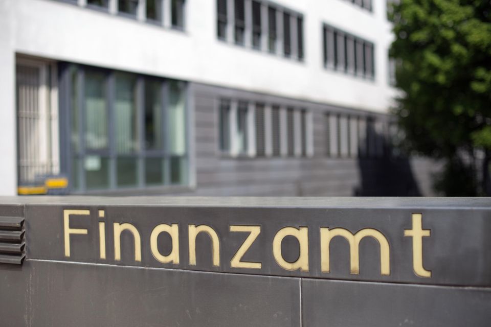 Der Spitzenplatz des Rankings geht konkurrenzlos an den Sektor „öffentliche Verwaltung, Verteidigung, Sozialversicherung“. Denn hier erhält jeder Beschäftigte Tariflohn. Die in Deutschland höchsten Tarifbindungen, unabhängig von der Branche, fanden die Statistiker in Bremen (56 Prozent) und im Saarland (53 Prozent).