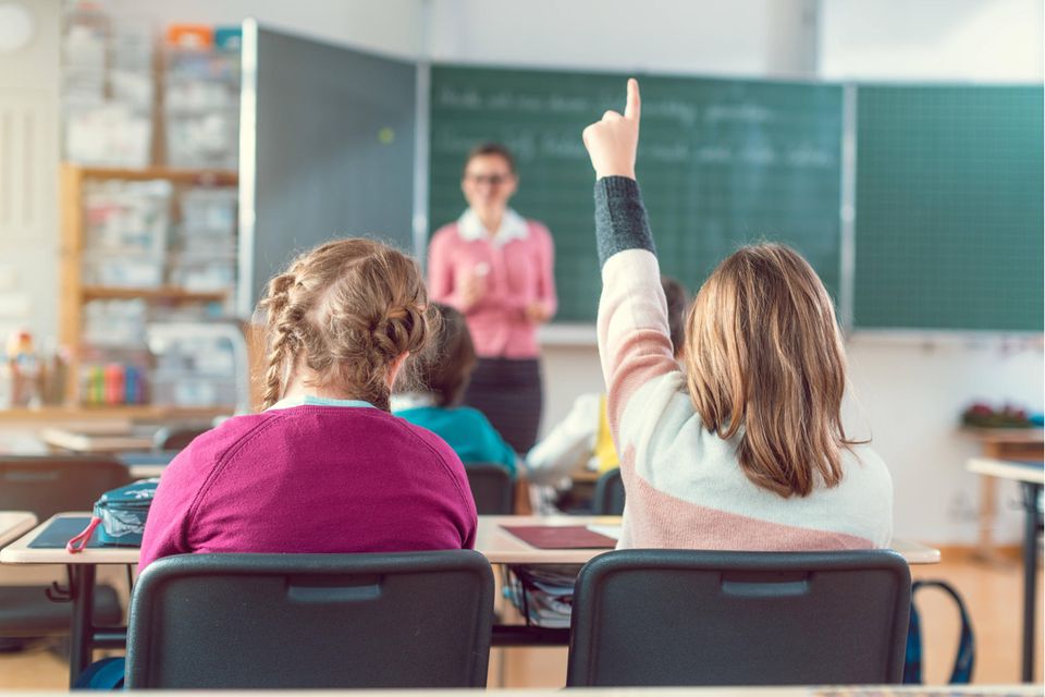 In den Top 3 der Branchen mit der höchsten Tarifbindung hielten sich deutlich mehr als vier von fünf Betrieben an einen solchen Vertrag zwischen Arbeitgebern und Gewerkschaften. Auf Platz drei der 19 untersuchten Wirtschaftsbereiche kam der Sektor Erziehung und Unterricht mit 82 Prozent. Hier macht sich der große Anteil des öffentlichen Dienstes bemerkbar.