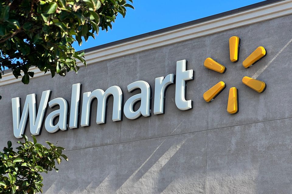 Walmart ist nicht nur der größte Einzelhändler der Welt. Das 1962 gegründete Unternehmen belegt erneut Platz eins der umsatzstärksten Konzerne in der Liste „Global 500“ des Magazins „Fortune“ Platz – also vor Apple, Toyota oder Energieversorgern. Walmart setzte 2022 zufolge in 29 Ländern insgesamt rund 611 Mrd. Dollar um. Das war ein Plus von mehr als sechs Prozent Prozent, das maßgeblich vom Onlinehandel getrieben wurde (+30 Prozent). Fast ein Viertel (23,9 Prozent) des Umsatzes entfiel auf Märkte außerhalb der USA. Walmart beschäftigt rund 2,3 Millionen Menschen.