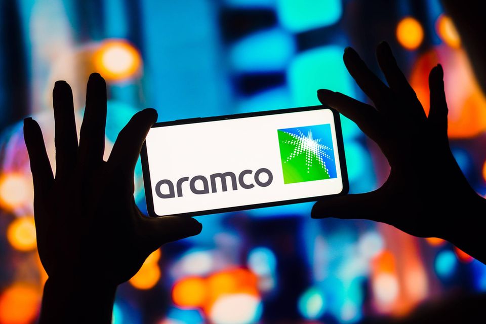 Im Dezember 2019 gab es den größten Börsengang aller Zeiten. Saudi-Arabiens staatlicher Ölkonzern Saudi Aramco (einst: Arabian-American Oil Company) übertraf mit 29,4 Mrd. Dollar den Rekord von Alibaba aus dem Jahr 2014. Mit dem Börsengang wurde Aramco unter CEO Amin H. Nasser auf einen Schlag zur mit Abstand wertvollsten Aktiengesellschaft der Welt. Inzwischen ist Saudi Aramco zwar nicht mehr die größte Aktie der Welt – auch wenn es durch den russischen Angriffskrieg auf die Ukraine noch mal einen mächtigen Schub für die Aktie gab. Und auch im Fortune-Ranking ging es mächtig nach oben: Von Platz sechs auf Platz zwei, maßgeblich getrieben von einem Umsatzplus von 51 Prozent auf 603 Mrd. US-Dollar. Nur ein Unternehmen erzielte in 2022 noch mehr Umsatz.