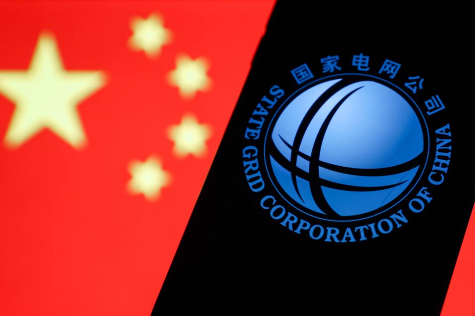 Der größte Energieversorger der Welt ist dem Ranking zufolge gemessen am Umsatz auch das drittgrößte Unternehmen der Welt. Die State Grid Corporation of China ist für den Großteil der Stromversorgung in der Volksrepublik zuständig und fand sich in den vergangenen Jahren im „Fortune“-Ranking stets auf dem zweiten oder dritten Platz. 2023 wurde es Rang drei mit einem Umsatz von 530 Mrd. US-Dollar.