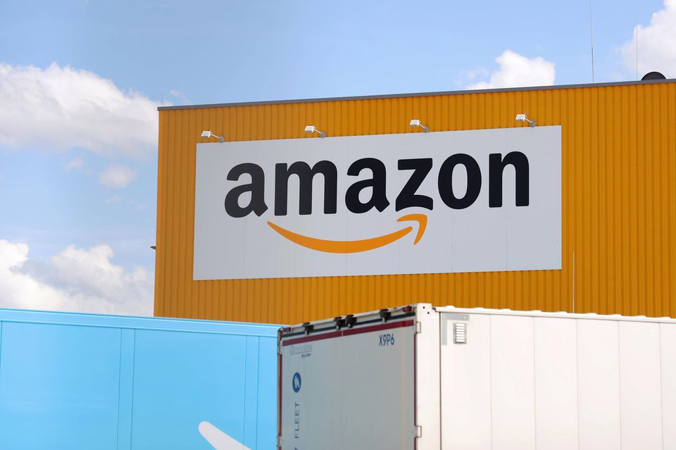 Amazon hatte in dem 2019 veröffentlichten Ranking noch auf Platz 13 der umsatzstärksten Unternehmen gelegen. 2022 erreichte der Online-Händler mit Rang zwei seine bislang beste Platzierung in den „Fortune Global 500“. Die Analysten legten einen Umsatz von knapp 470 Mrd. Dollar zugrunde. Das waren rund 84 Mrd. Dollar mehr als im Vorjahr. In diesem Jahr ging es zwei Plätze nach unten, obwohl der Umsatz auf knapp 513 Mrd. Dollar wuchs. Aber: Die Konkurrenz war eben noch stärker