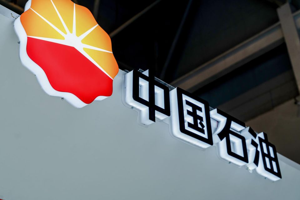 Die China National Petroleum Corporation ist ein staatlicher chinesischer Ölkonzern. Zusammen mit CNOOC und Sinopec gehört CNPC zu den drei großen Mineralölunternehmen Chinas. 2022 erreichte das Unternehmen einen Umsatz von etwa 483 Mrd. Dollar, was ihm Platz fünf im Fortune 500 einbrachte. Im vergangenen Jahr reichte es noch zu Platz vier.